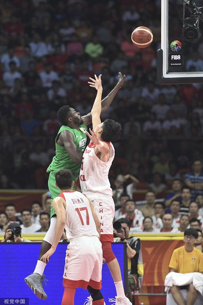 尼日利亚男篮碾压菲律宾男篮，拉塞尔送出助攻