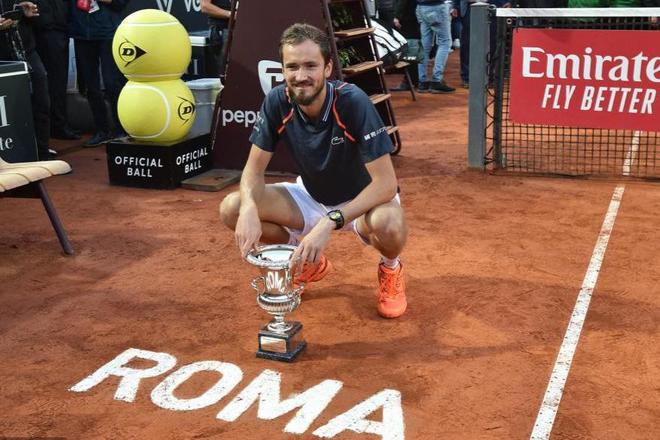 美国网球队横扫法国网球队，梅德韦杰夫绝境逆转的简单介绍