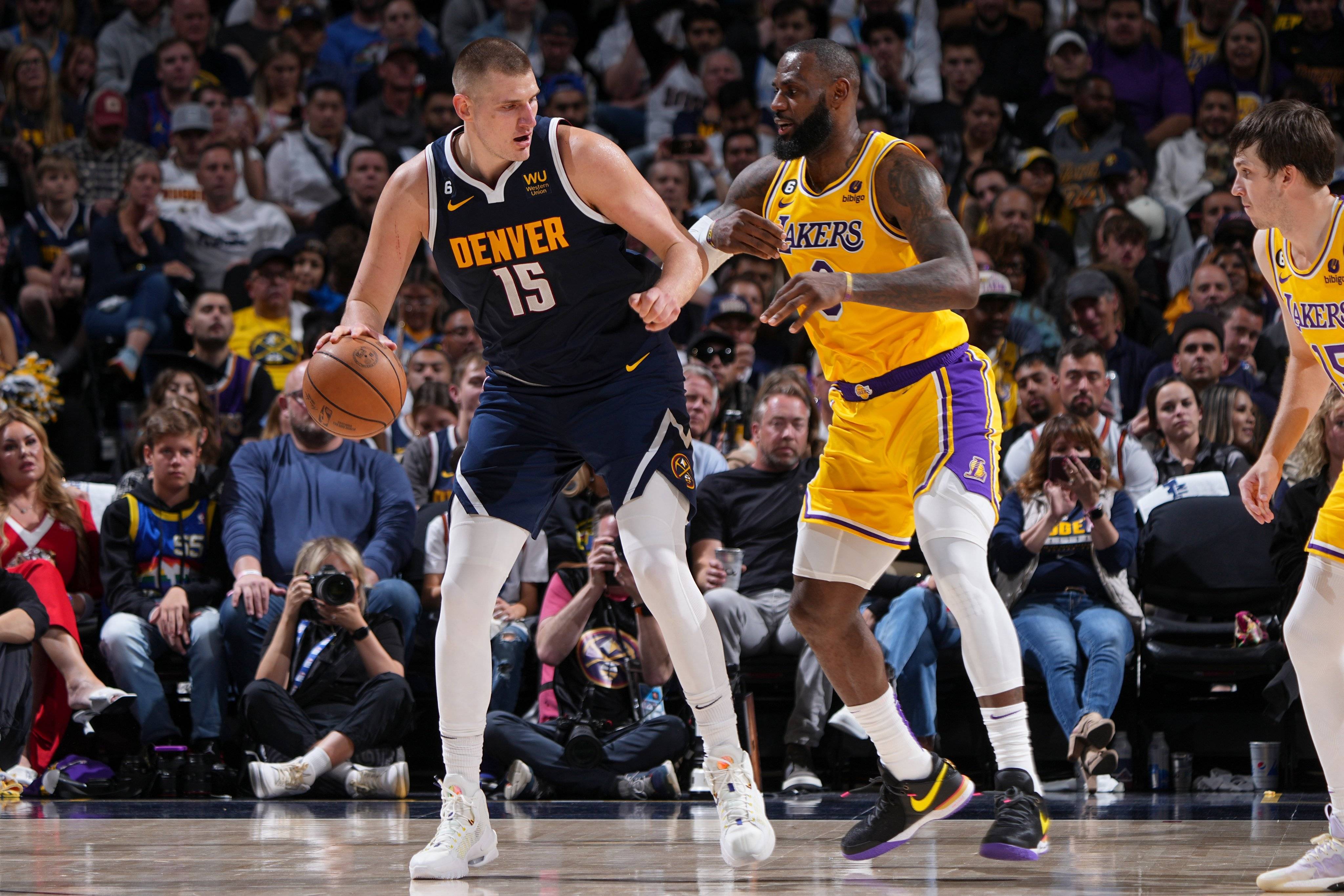 火箭力克美国男篮，詹姆斯高光表现